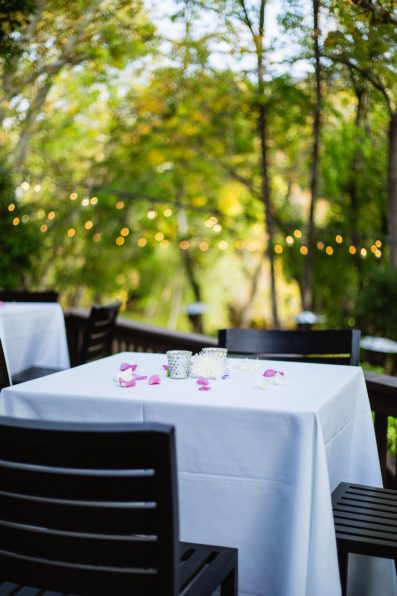 Simple cocktail hour decorations at the L'Auberge de Sedona by PMA Photography.