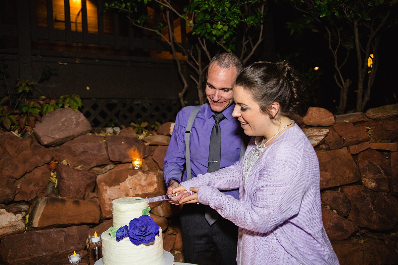 Bride and groom cutting their wedding cake at their L'Auberge de Sedona wedding reception by Arizona wedding photographer PMA Photography.