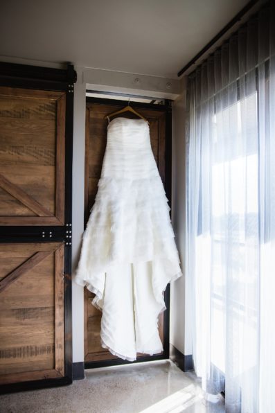 Simple white wedding dress by Arizona wedding photographer by PMA Photography.