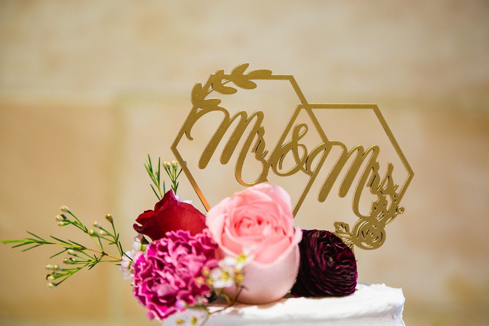 Simple wedding cake with pink and burgundy florals by Arizona wedding photographer PMA Photography.