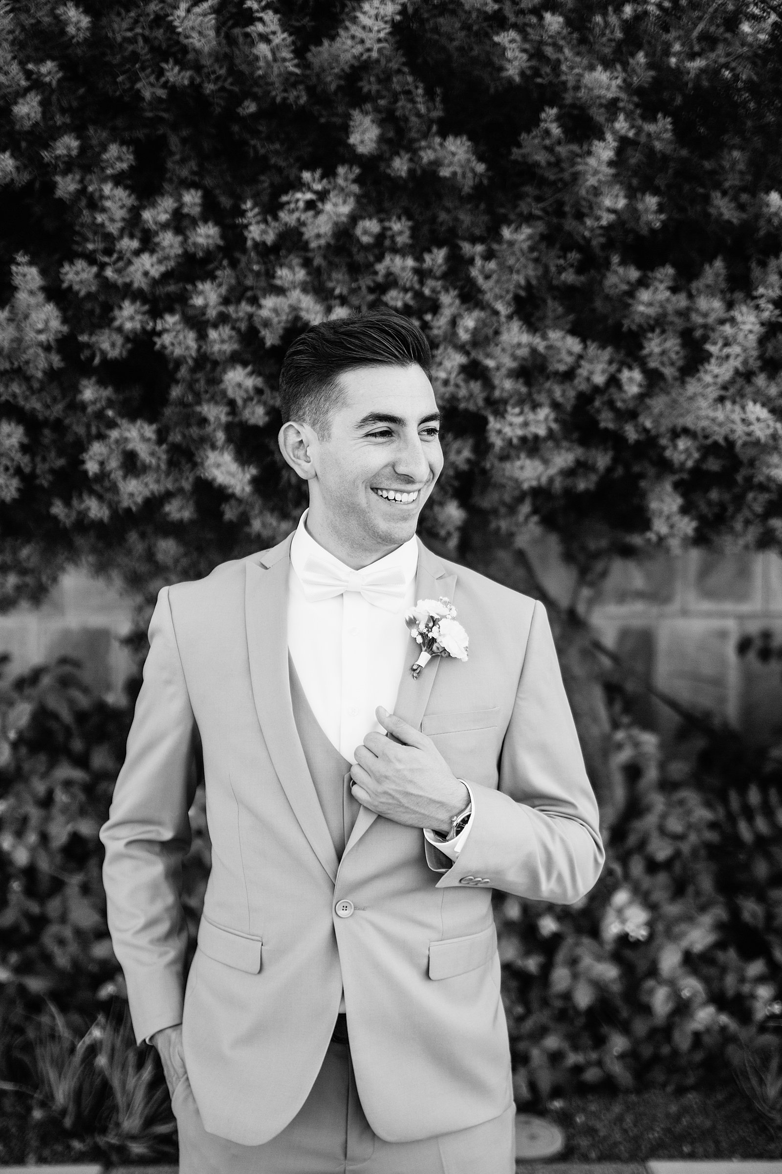 Groom laughing on his wedding day by Phoenix wedding photographer PMA Photography.