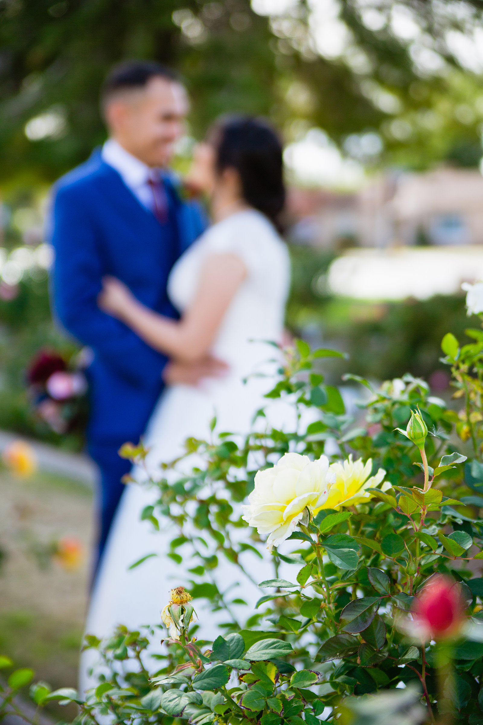 Bride and Groom pose for their Valley Garden Center wedding by Phoenix wedding photographer PMA Photography.