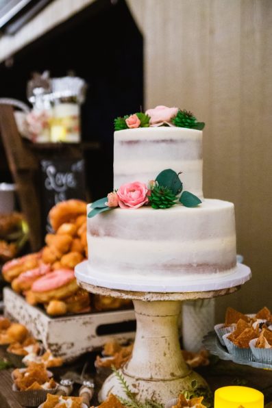 Simple boho rustic wedding cake by Arizona wedding photographer PMA Photography.