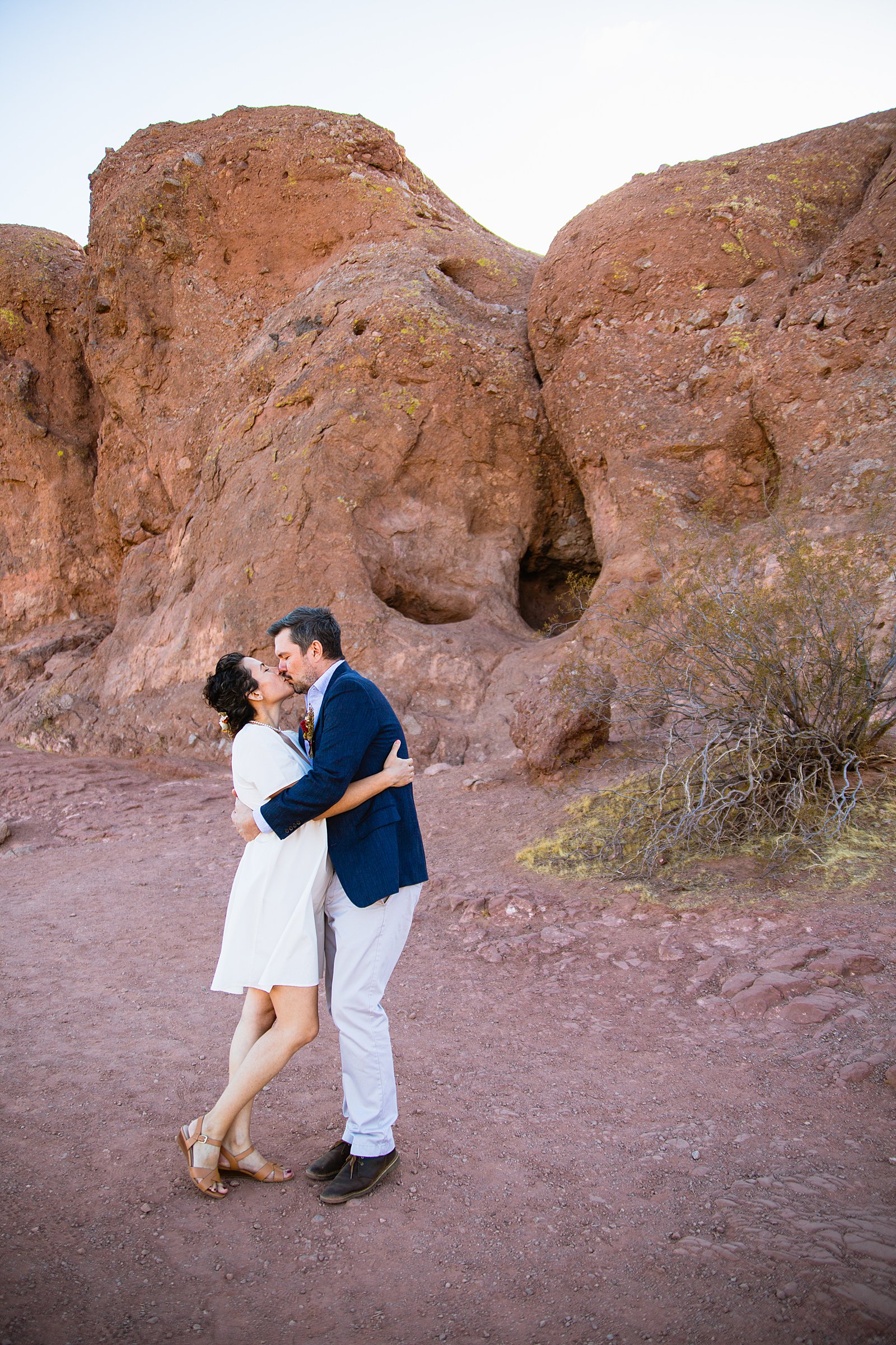 Bride and Groom share a kiss during their Papago Park elopement by Phoenix elopement photographer PMA Photography.