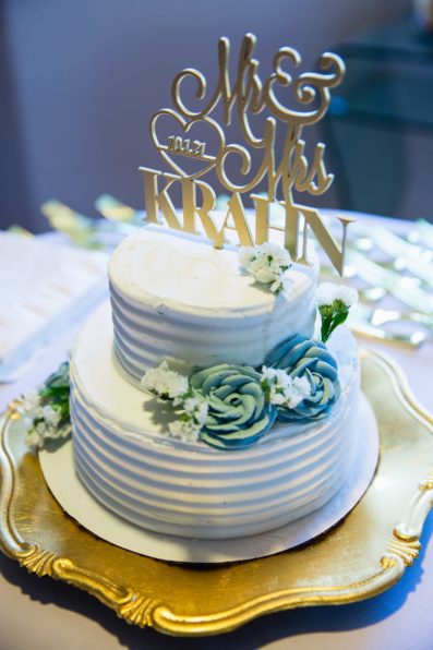 Simple white and blue wedding cake with succulents made of icing for a backyard elopement by Arizona elopement photographer PMA Photography.