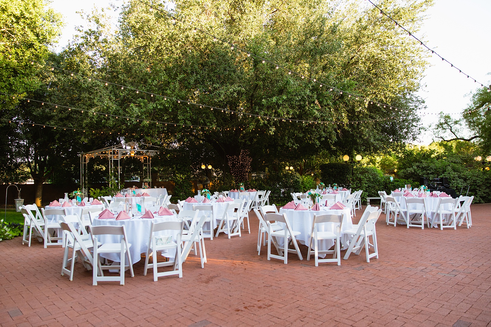 Garden outdoor wedding reception at a Stonebridge Manor wedding by Mesa wedding photographers PMA Photography.