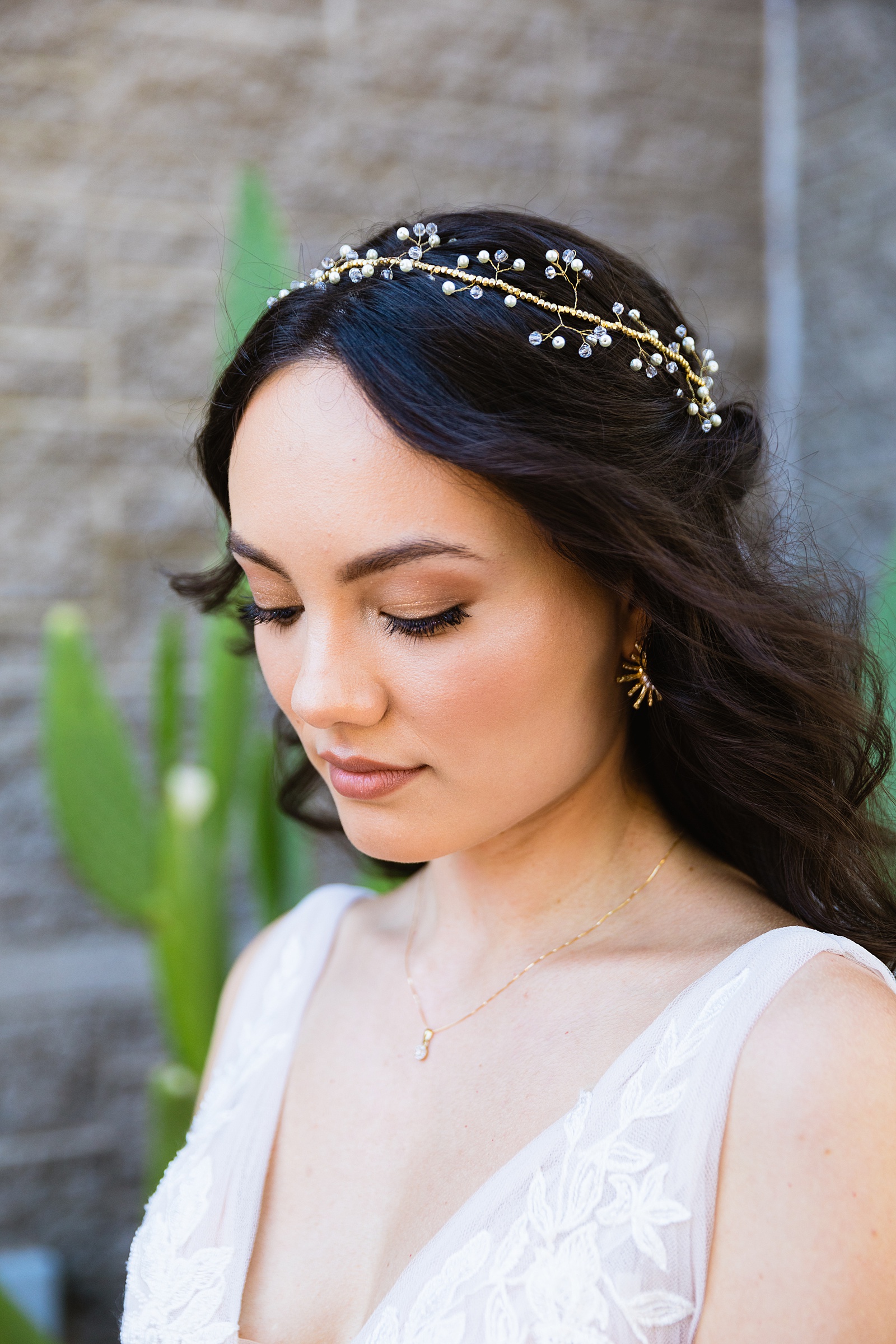 Bride's simple, romantic makeup and garden inspired hairpiece by Phoenix wedding photographers PMA Photographer
