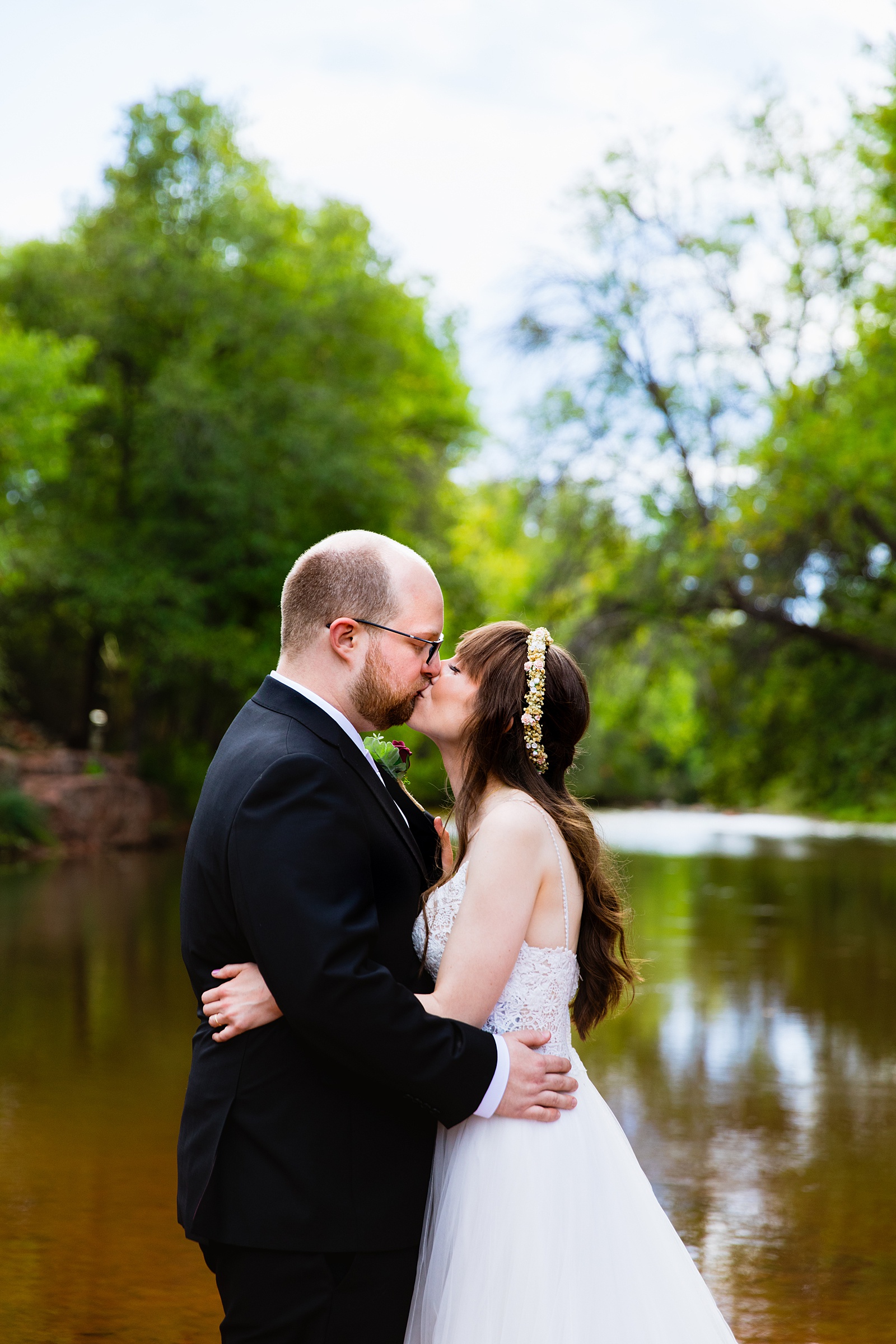 Bride and Groom share a kiss during their Los Abrigados wedding by Sedona wedding photographer PMA Photography.