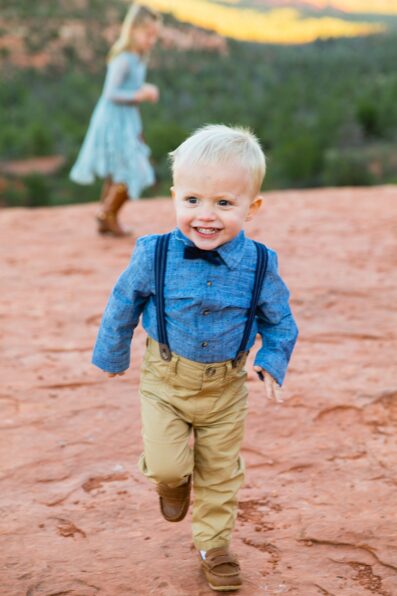 Kids having fun togther for their Cathedral Rock family session by Sedona family photographer PMA Photography.