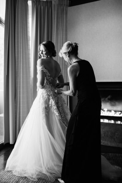 Bride getting ready for her wedding by Phoenix wedding photographers Juniper and Co Photography.